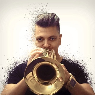 Pauli Wheeler on stage with live trumpet